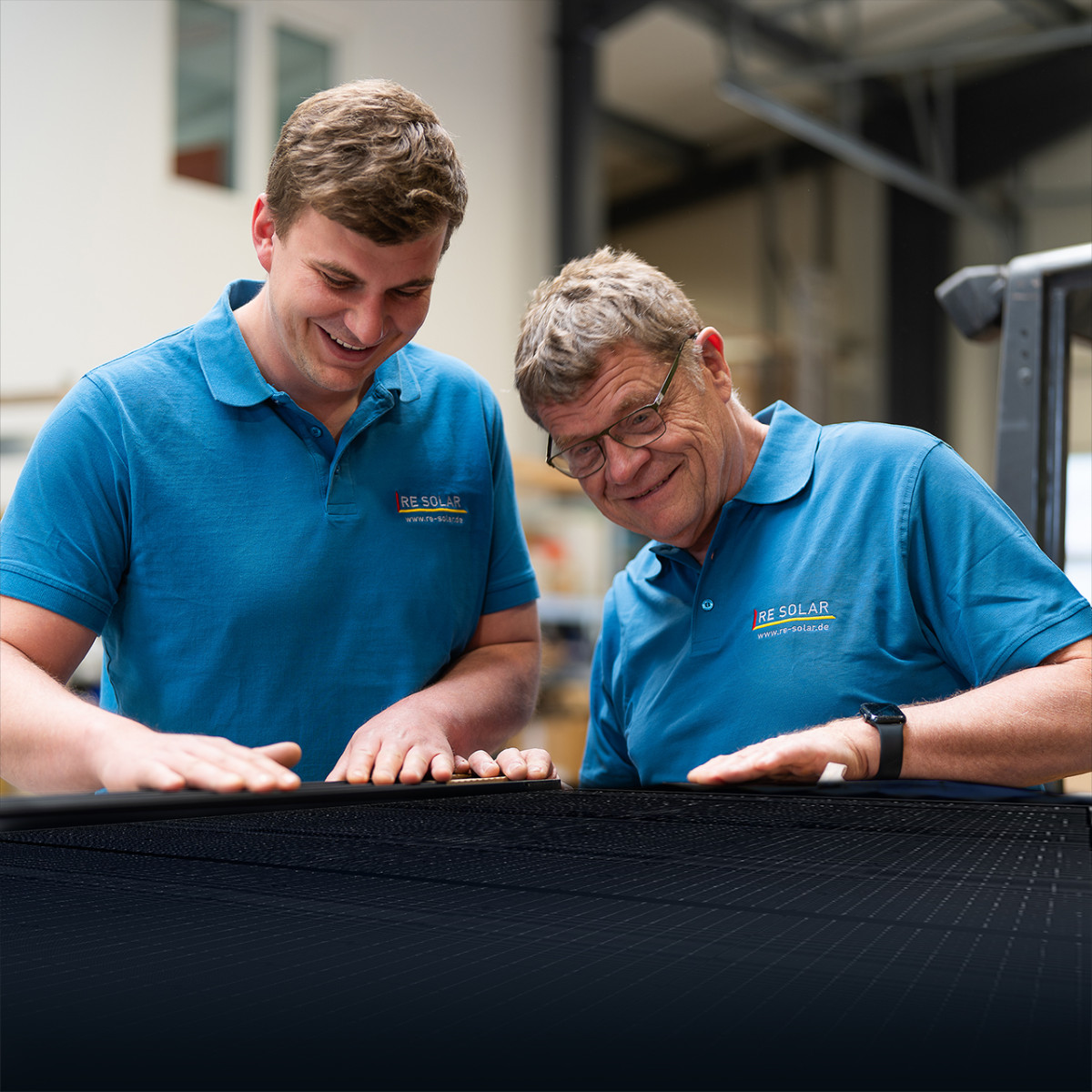 Florian und Hubert Hösl bei der Prüfung von Solarpanelen.